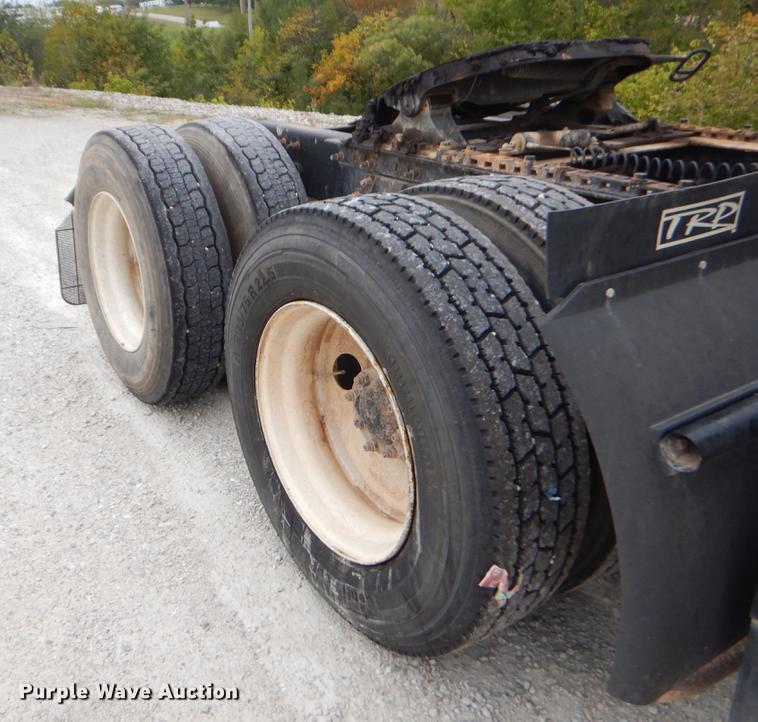 image for item EO9652 2007 International 9400i semi truck