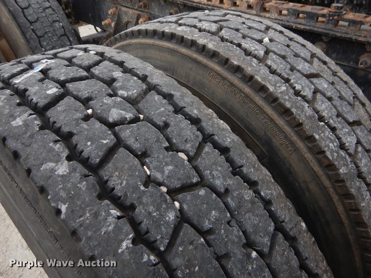 image for item EO9652 2007 International 9400i semi truck