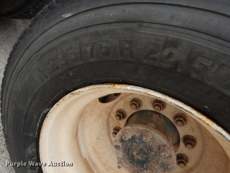 image for item EO9652 2007 International 9400i semi truck