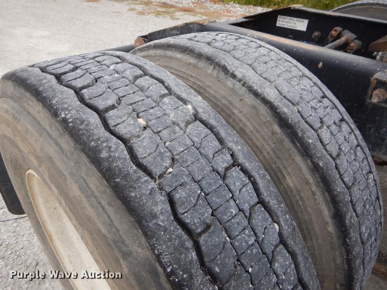 image for item EO9652 2007 International 9400i semi truck