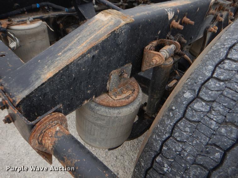 image for item EO9652 2007 International 9400i semi truck