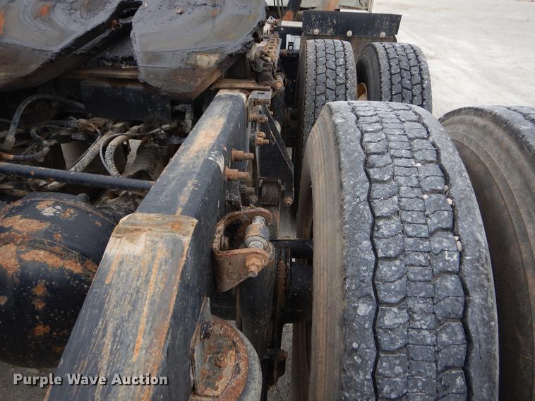 image for item EO9652 2007 International 9400i semi truck