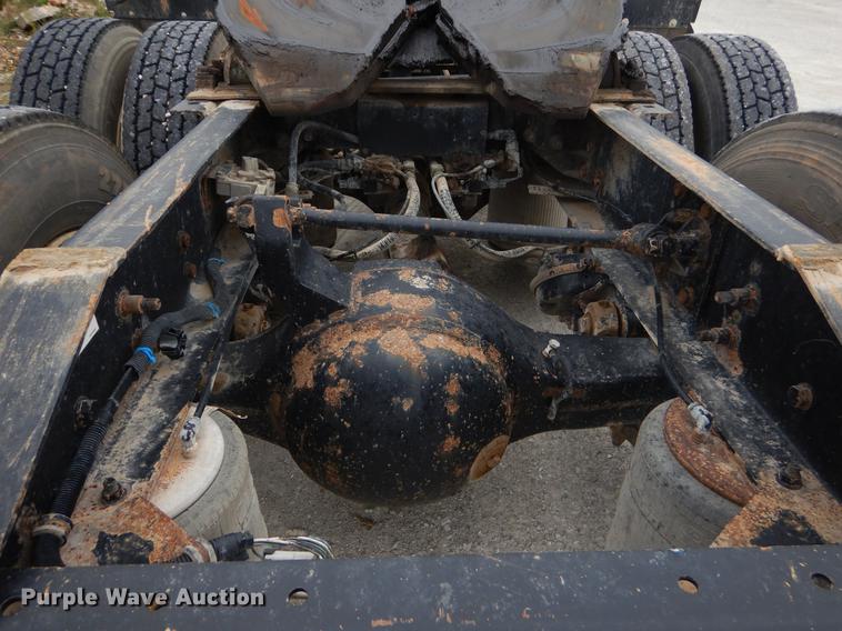 image for item EO9652 2007 International 9400i semi truck