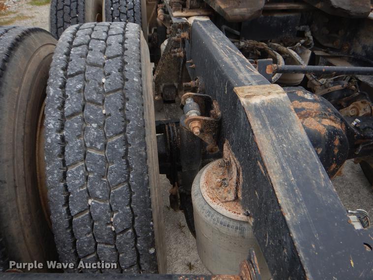 image for item EO9652 2007 International 9400i semi truck