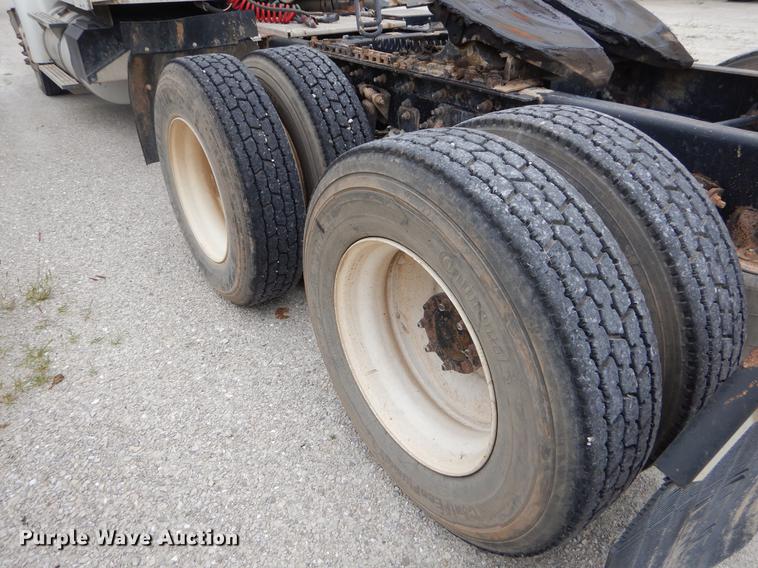 image for item EO9652 2007 International 9400i semi truck