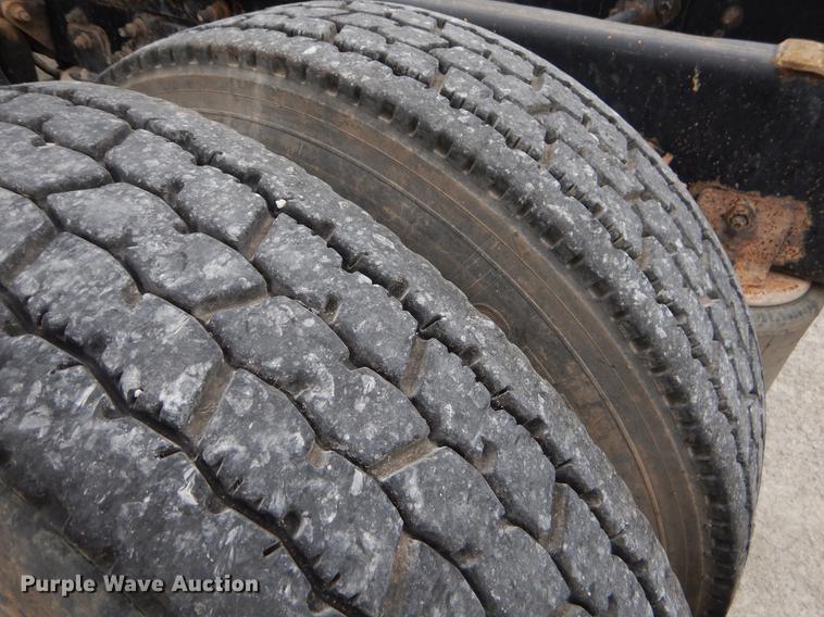 image for item EO9652 2007 International 9400i semi truck