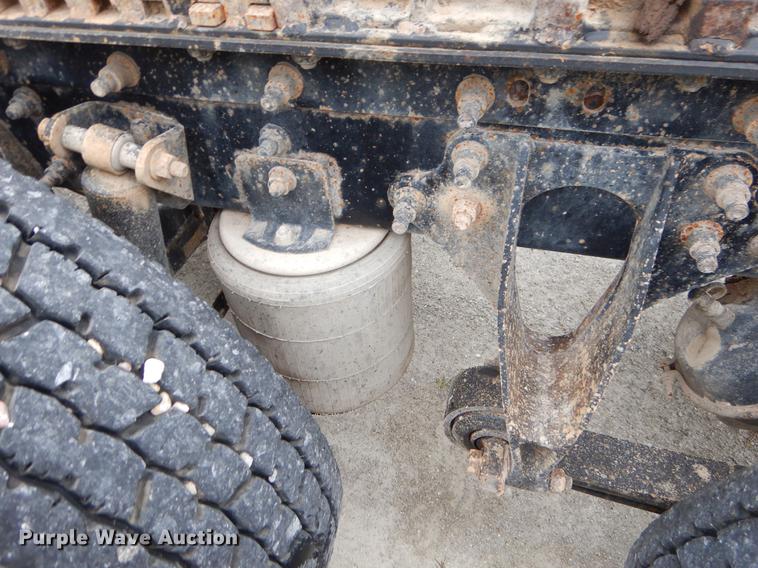 image for item EO9652 2007 International 9400i semi truck