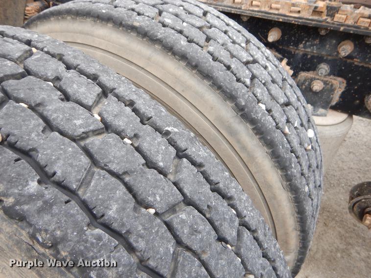 image for item EO9652 2007 International 9400i semi truck