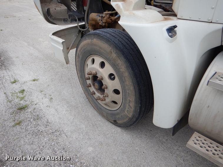 image for item EO9652 2007 International 9400i semi truck