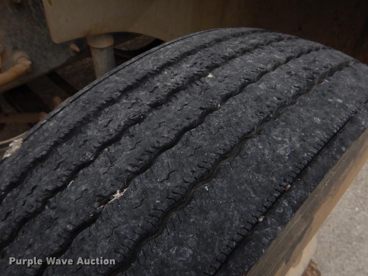 image for item EO9652 2007 International 9400i semi truck