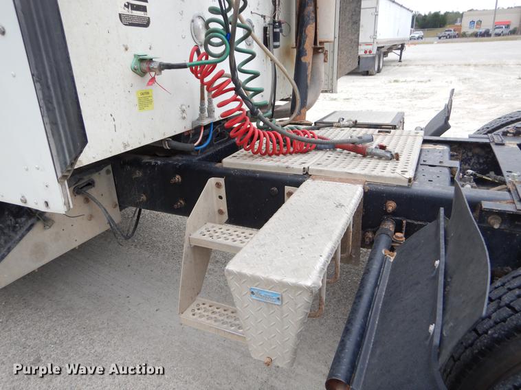 image for item EO9652 2007 International 9400i semi truck