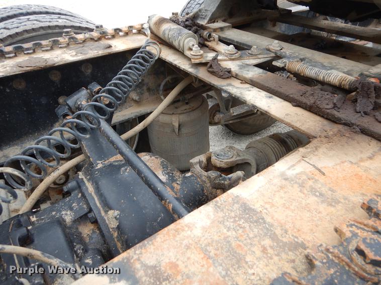 image for item EO9652 2007 International 9400i semi truck