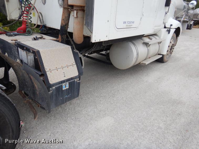 image for item EO9652 2007 International 9400i semi truck