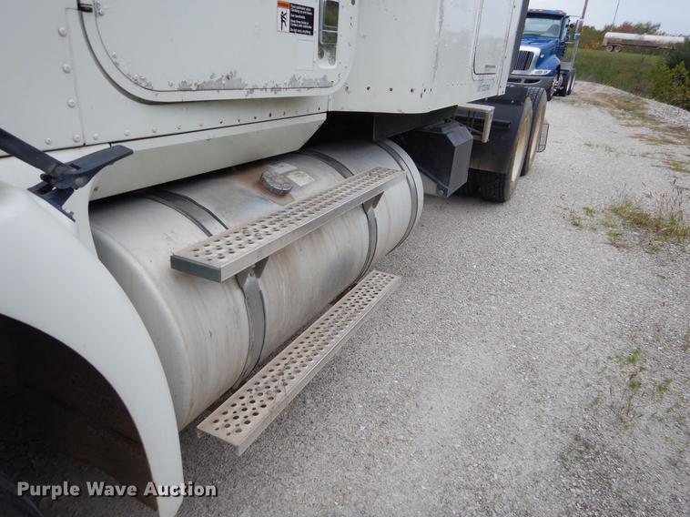 image for item EO9652 2007 International 9400i semi truck