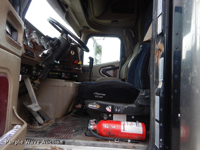 image for item EO9653 2007 International 9400i semi truck