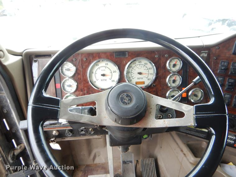 image for item EO9653 2007 International 9400i semi truck