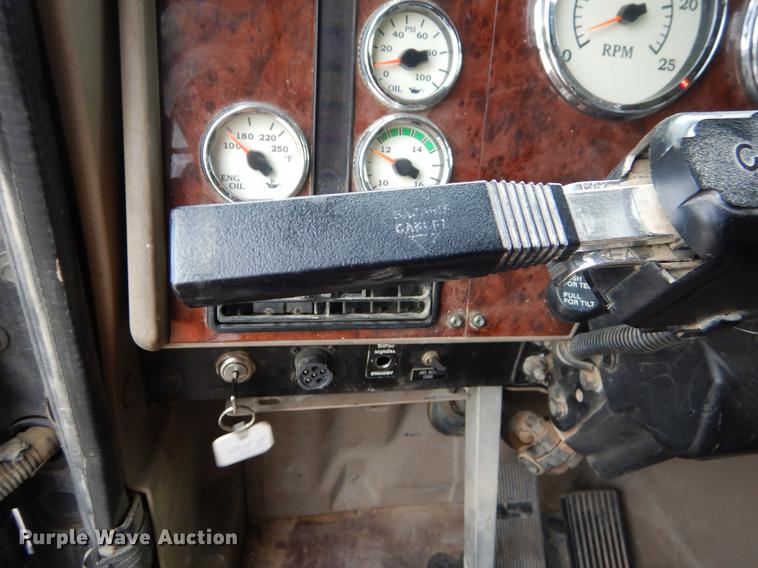 image for item EO9653 2007 International 9400i semi truck