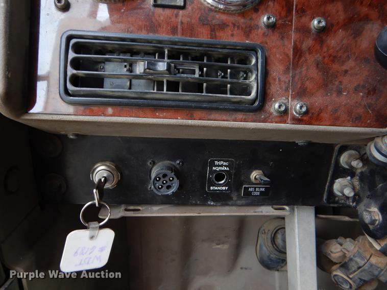 image for item EO9653 2007 International 9400i semi truck