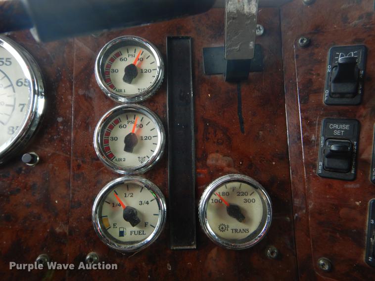 image for item EO9653 2007 International 9400i semi truck