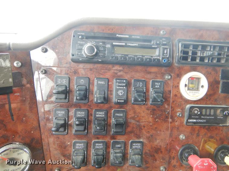 image for item EO9653 2007 International 9400i semi truck