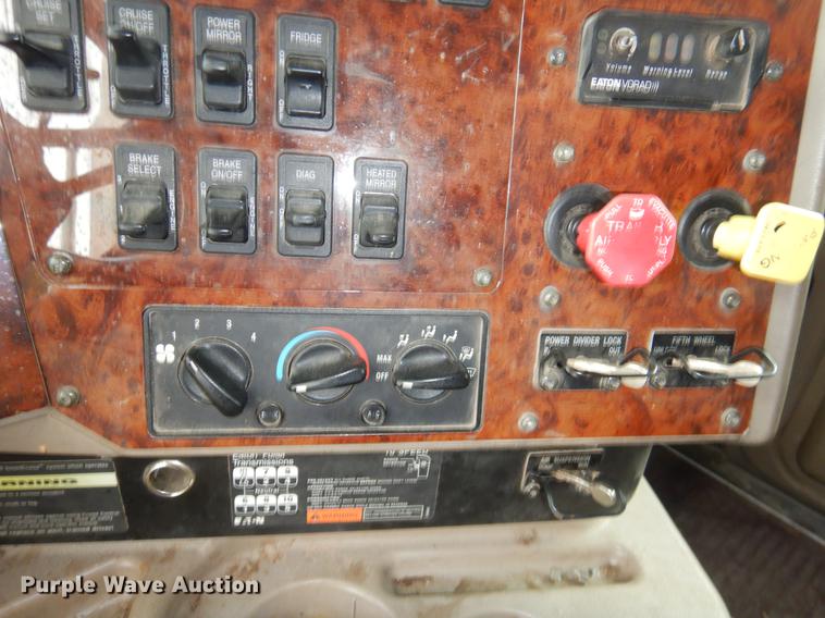 image for item EO9653 2007 International 9400i semi truck