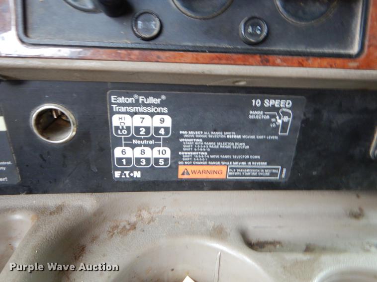 image for item EO9653 2007 International 9400i semi truck