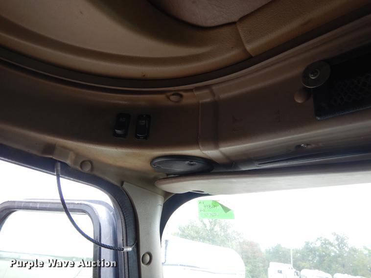 image for item EO9653 2007 International 9400i semi truck