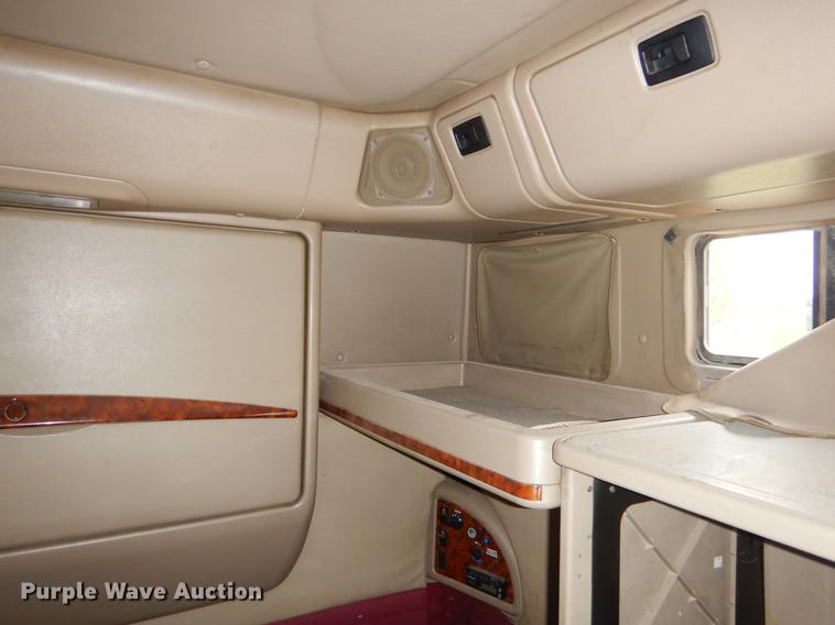 image for item EO9653 2007 International 9400i semi truck