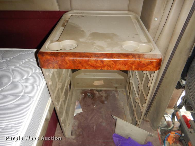 image for item EO9653 2007 International 9400i semi truck