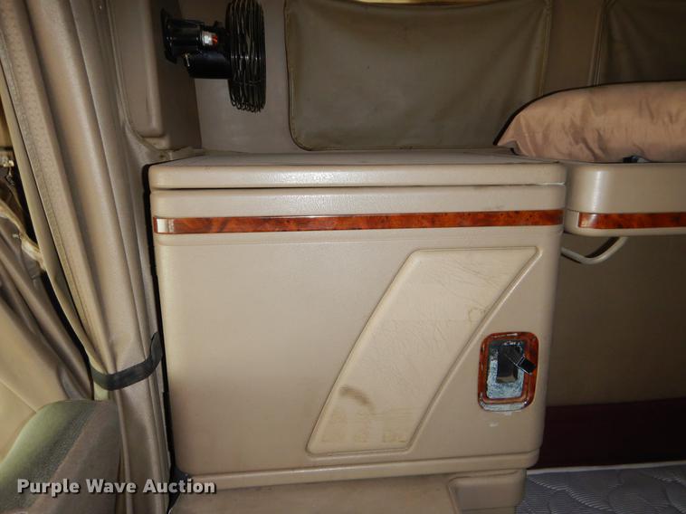 image for item EO9653 2007 International 9400i semi truck