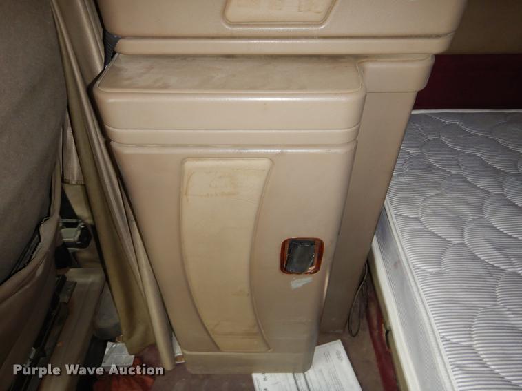 image for item EO9653 2007 International 9400i semi truck