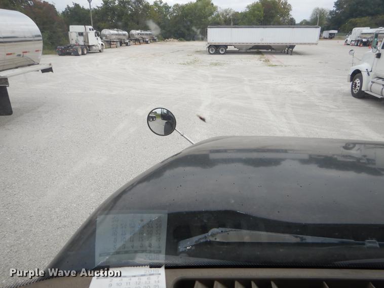 image for item EO9653 2007 International 9400i semi truck