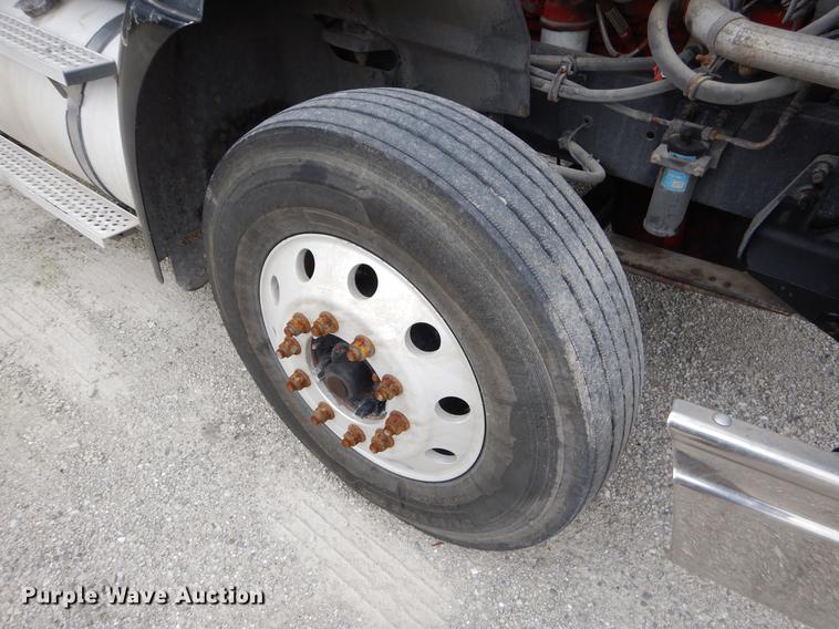 image for item EO9653 2007 International 9400i semi truck