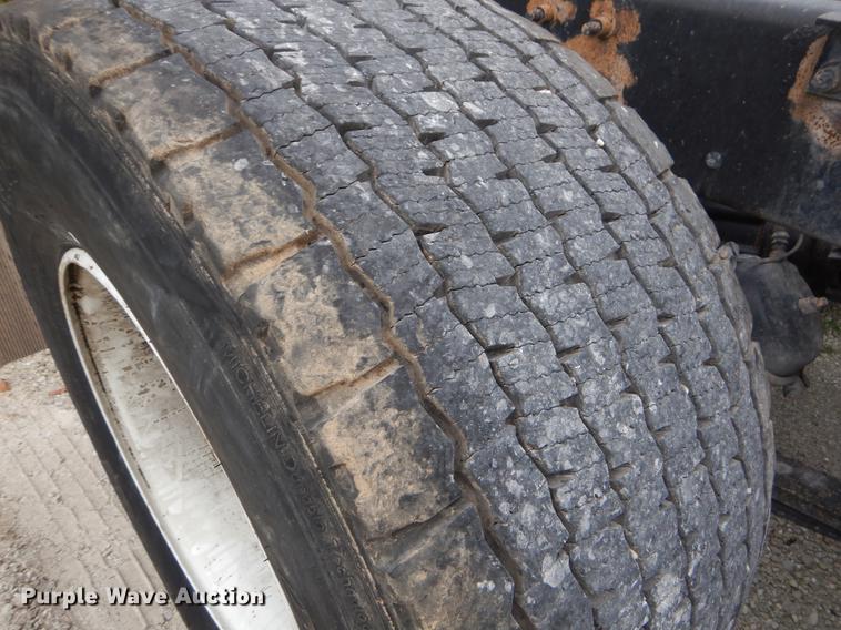 image for item EO9653 2007 International 9400i semi truck