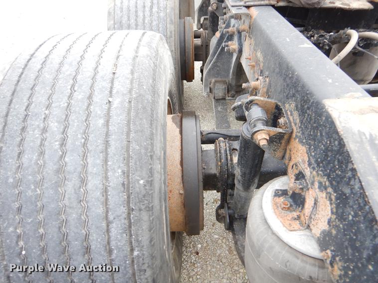 image for item EO9653 2007 International 9400i semi truck