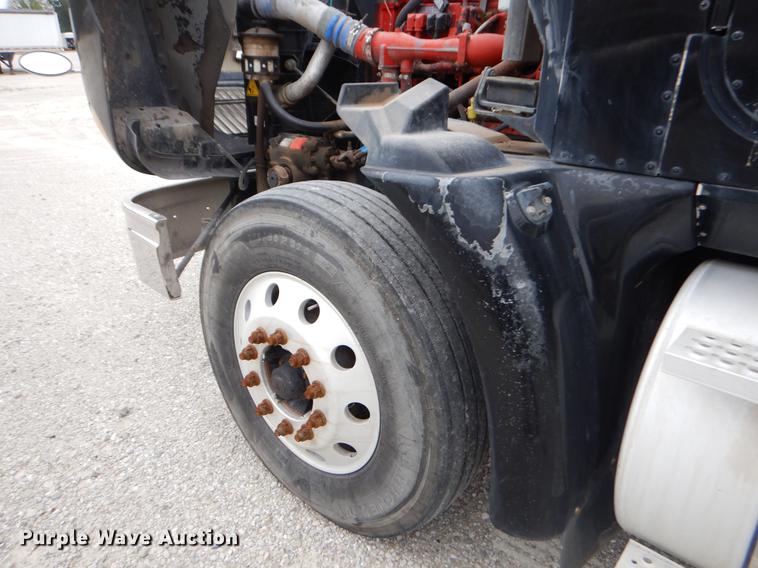 image for item EO9653 2007 International 9400i semi truck