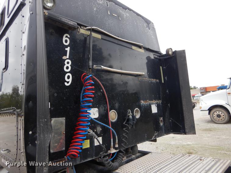 image for item EO9653 2007 International 9400i semi truck