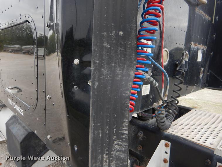 image for item EO9653 2007 International 9400i semi truck