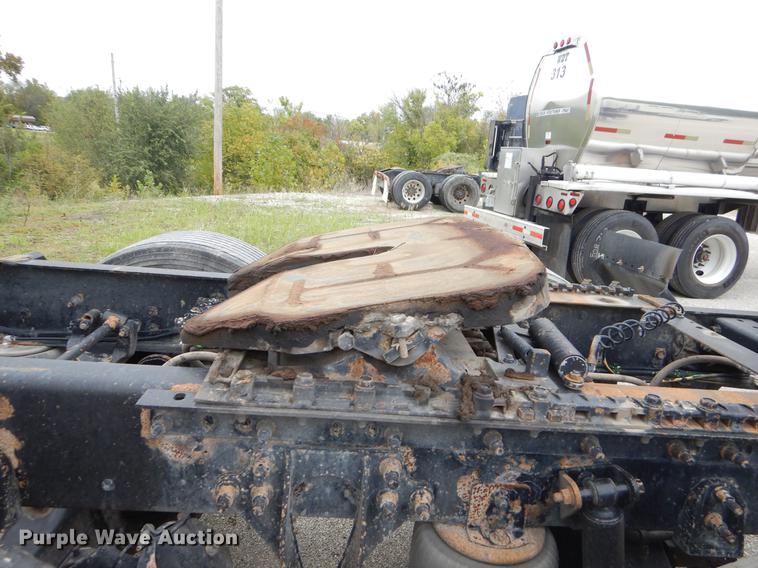 image for item EO9653 2007 International 9400i semi truck