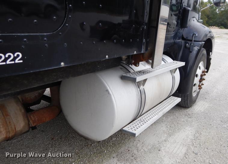 image for item EO9653 2007 International 9400i semi truck