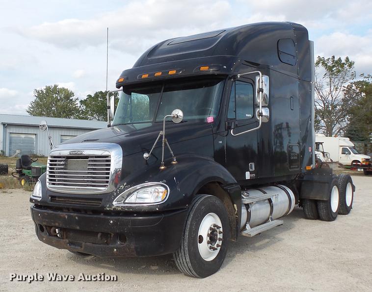 image for item FT9956 2005 Freightliner Columbia semi truck