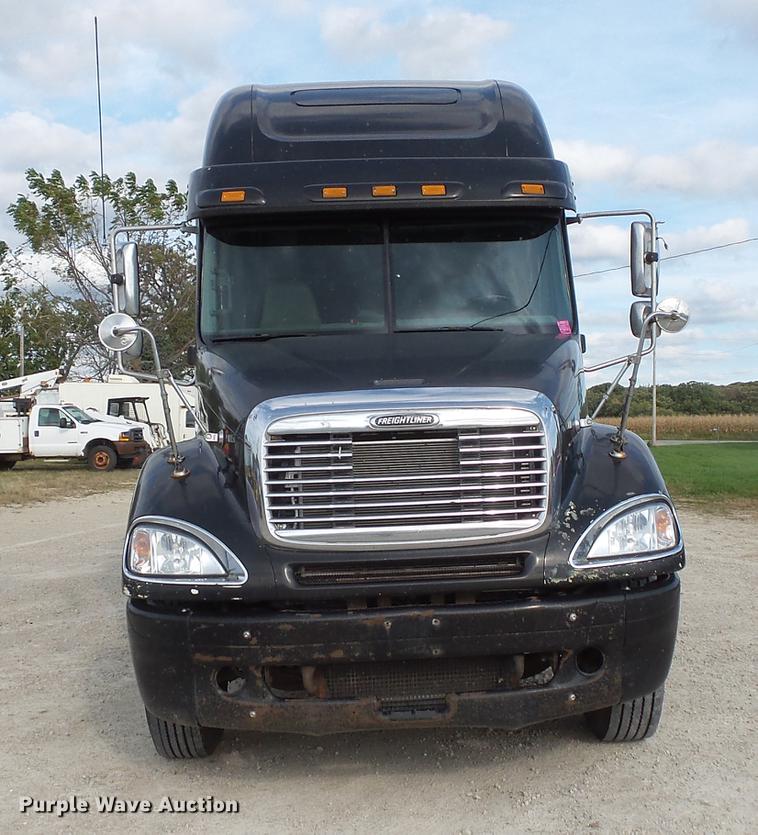 image for item FT9956 2005 Freightliner Columbia semi truck