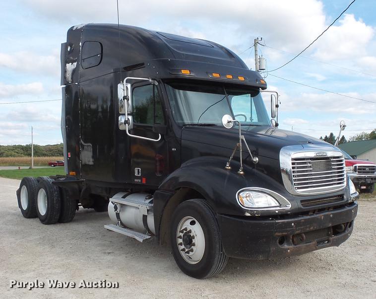 image for item FT9956 2005 Freightliner Columbia semi truck