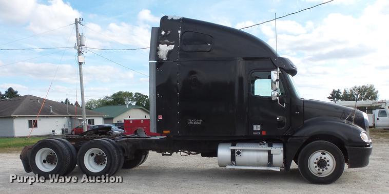 image for item FT9956 2005 Freightliner Columbia semi truck