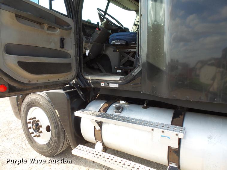 image for item FT9956 2005 Freightliner Columbia semi truck