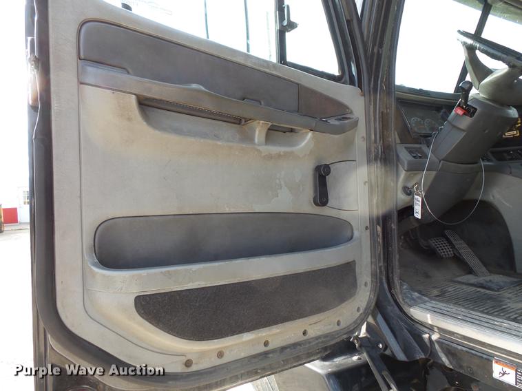 image for item FT9956 2005 Freightliner Columbia semi truck