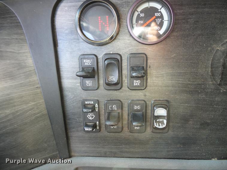 image for item FT9956 2005 Freightliner Columbia semi truck