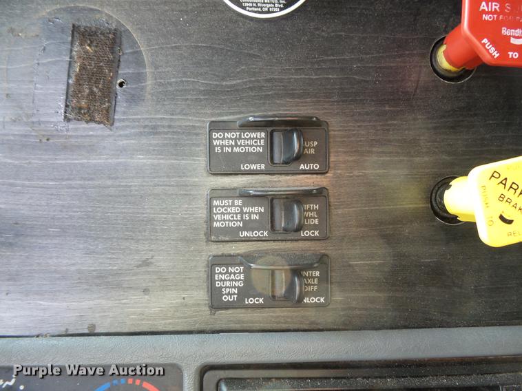 image for item FT9956 2005 Freightliner Columbia semi truck