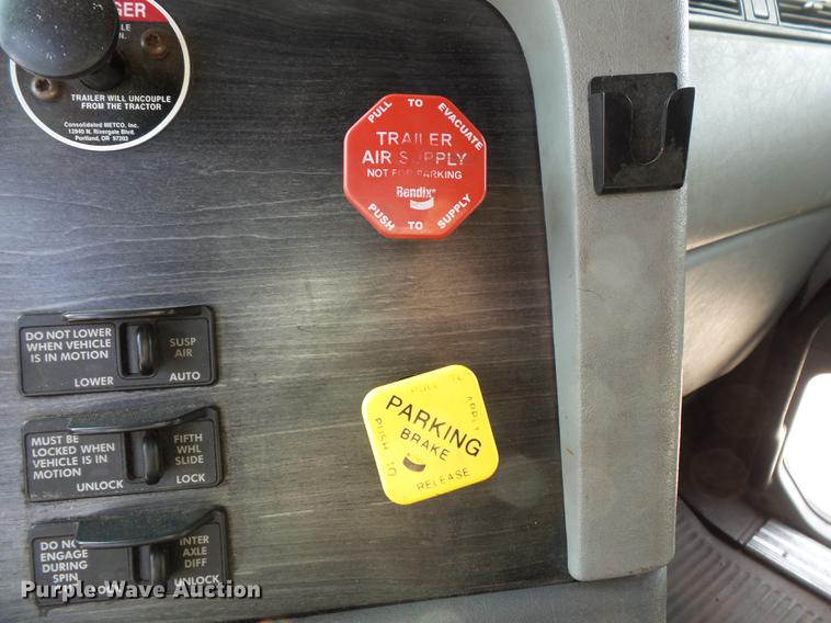 image for item FT9956 2005 Freightliner Columbia semi truck