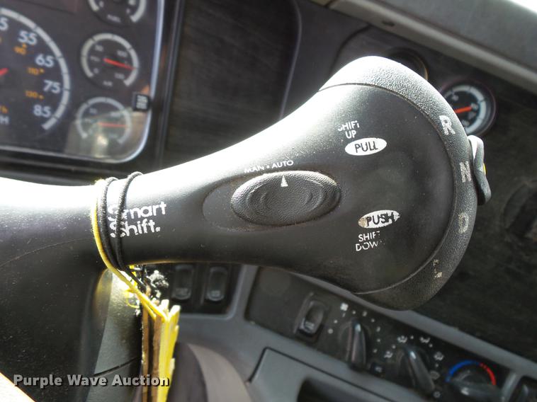 image for item FT9956 2005 Freightliner Columbia semi truck